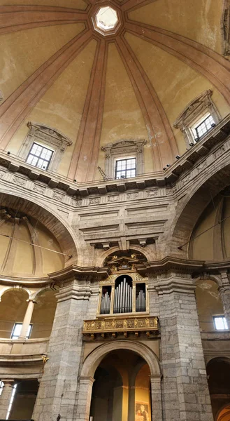 Milano, Italien - 09 maj 2018: interiör av basilikan San Lorenzo Maggiore. Orgel, kolumner och fragment av kupolen — Stockfoto