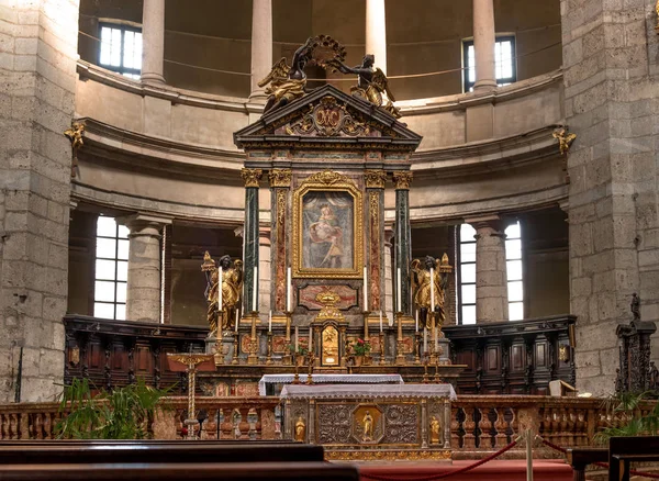 Milan, Italy - 09 May 2018: Altar of the Basilica of San Lorenzo Maggiore. The altar is richly decorated. In the center is the icon of the Mother of God with Jesus — Stock Photo, Image