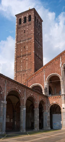 Milão, Lombardia, Itália. Torre Bell da igreja de SantAmbrogio. Na igreja de Sant Ambrogio há relíquias de Santo Ambrósio de Milão e os mártires Gervásio e Protásio — Fotografia de Stock