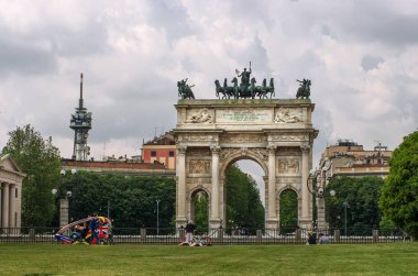 Milan, İtalya - 09 Mayıs 2018: Arch barış. Barış kemer kenar Sforza Kalesi karşısında Sempione Parkı bulunmaktadır. Milan Tv Kulesi kaldı.