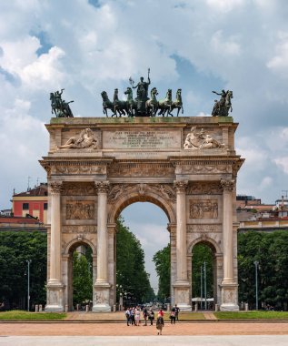 Milan, İtalya - 09 Mayıs 2018: Arch barış. Barış kemer kenar Sforza Kalesi karşısında Sempione Parkı bulunmaktadır.