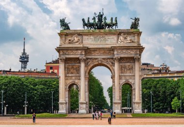 Milan, İtalya - 09 Mayıs 2018: Arch barış. Barış kemer kenar Sforza Kalesi karşısında Sempione Parkı bulunmaktadır. Milan Tv Kulesi kaldı.