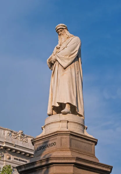 Milan Italie Mai 2018 Monument Léonard Sur Piazza Della Scala — Photo