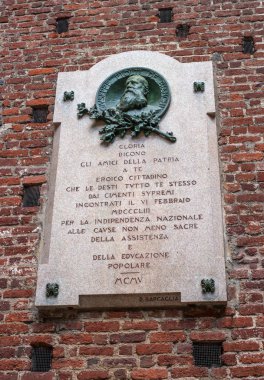 Milan, İtalya - 29 Mayıs 2018: Giuseppe Piolti de Bianchi Sforza Kalesi, anmak için bir plaket. Giuseppe Piolti de Bianchi İtalyan bir devrimci olduğunu.