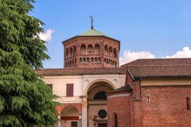 İtalya Milan. Sant Ambrogio Bazilikası. Sant Ambrogio Kilisesi St Ambrose Milan ve Gervasius ve Protasius şehit kalıntıları vardır. Zarif Kemerli sekizgen kubbe.