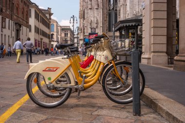 Milan, İtalya - 09 Mayıs 2018: sarı Bikemi Bisikletler bir park yeri Kiralık.