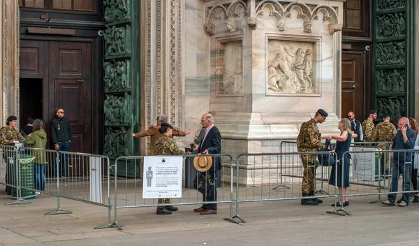 Milan, İtalya - 09 Mayıs 2018: İtalyan askerler incelemek turistler onlar Duomo girmeden önce. Turistler güvenlik önlemleri anlıyorum. Turistler ve asker gülümseyen.