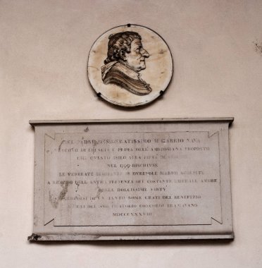 Milan, Lombardiya, İtalya. Anma plak Sant'Ambrogio Basilica duvarına. Sant Ambrogio Kilisesi St Ambrose Milan ve Gervasius ve Protasius şehit kalıntıları vardır.