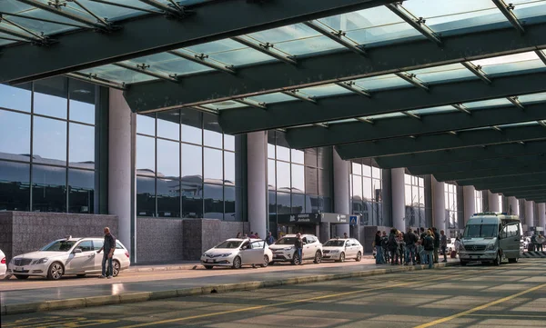 Malpensa airport, İtalya - 18 Ekim 2018: Malpensa Havalimanı'nda taksi. Yolcular için bekleyen taksi. Beyaz taksi Havaalanı Otopark.