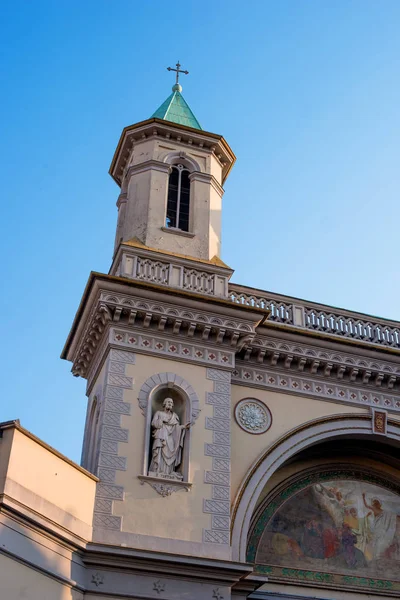 Gereja Paroki Santo Petrus dan Rasul Paulus di Torino, Italia. Fragmen gereja. Menara lonceng gereja itu. Patung-patung Santo Petrus dan Paulus — Stok Foto