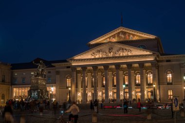 Münih, Almanya - 19 Ekim 2018: Ulusal Tiyatrosu Münih - Bavyera Devlet Operası. Kral Maximilian için ön plan anıt içinde ben Bavyera Joseph. Gece fotoğraf