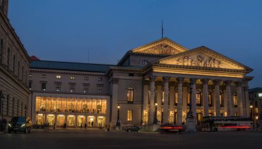 Münih, Almanya - 19 Ekim 2018: Ulusal Tiyatrosu Münih - Bavyera Devlet Operası. Seyirci performans başına gel. Gece fotoğraf.