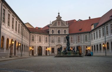 Münih, Almanya - 19 Ekim 2018: Sekizgen avluya Çeşme avlu - Brunnenhof olarak adlandırılan-Residenz Sarayı on avlular biridir. Bronze'a Wittelsbach Çeşme orta dikildi