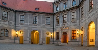 Münih'ların parçası. Işıklı duvar lambası. Kemerli windows yaktı