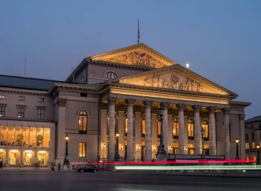 Münih, Almanya - 19 Ekim 2018: Ulusal Tiyatrosu Münih - Bavyera Devlet Operası. Seyirci performans başına gel. Gece fotoğraf