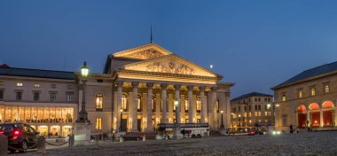 Münih, Almanya - 19 Ekim 2018: Ulusal Tiyatrosu Münih - Bavyera Devlet Operası. Seyirci performans başına gel. Sağ tarafta Torring-Jettenbach saray gibi. Gece fotoğraf.