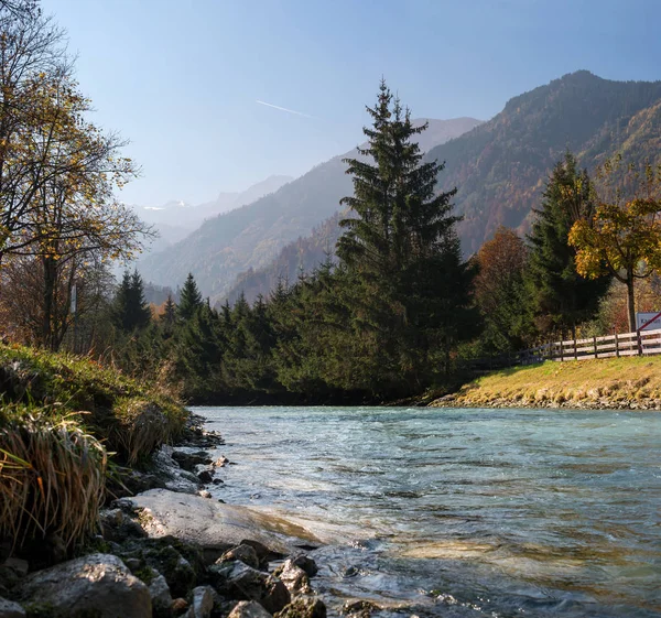 Temporada de outono. Bela vista dos Alpes Austríacos com natureza colorida, árvores, folhas e um riacho em Kaprun, Áustria. Kaprun está localizado perto da cidade de Zell am see — Fotografia de Stock