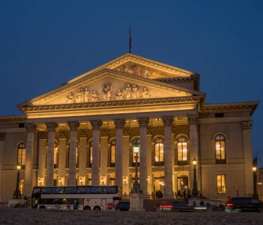 Münih, Almanya - 19 Ekim 2018: Ulusal Tiyatrosu Münih - Bavyera Devlet Operası. Seyirci performans başına gel. Gece fotoğraf.