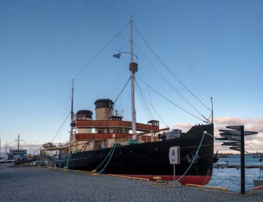 Tallinn, Estonya - 18 Kasım 2018: Suur Toll buzkıran iskelede. Buzkıran vapur Tallinn Deniz Müzesi parçasıdır ve deniz uçağı dayalı - Lennusadam liman-.