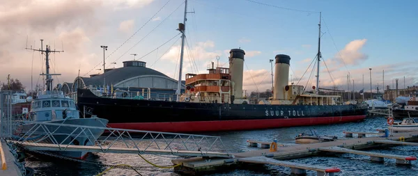 Tallinn, Estonya - 18 Kasım 2018: Suur Toll buzkıran iskelede. Buzkıran vapur Tallinn Deniz Müzesi parçasıdır ve deniz uçağı dayalı - Lennusadam liman-.