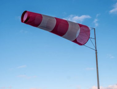 Güçlü bir rüzgar sırasında rüzgar gülü. Rüzgâr tulumu Rüzgar yönü ve gücünü gösterir. Kumaş bir koni şeklinde yapılmış. Küçük uçak veya gemi yelken temelinde havalimanlarında yüklü.