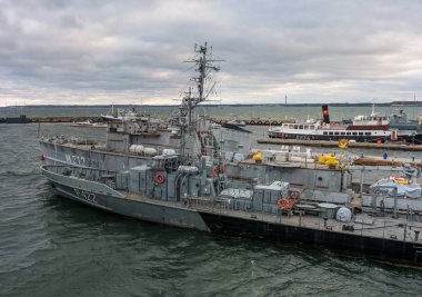 Tallinn, Estonya - 18 Kasım 2018: Gemi'nin uçuş Harbor. Demirli gemi-müze buzkıran Suur bilançosu da vardır. Liman kıyısında Deniz Müzesi olduğunu.