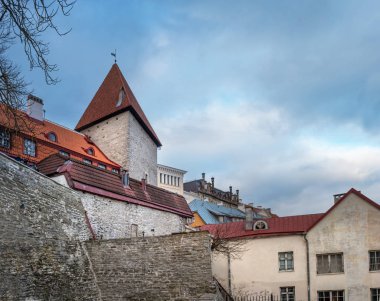 Old Town parçası. Eski bir ortaçağ bölge, Tallinn, Estonya merkezidir. Kiremitli çatıları ve taş duvarlar antik parlak işaretler. Old Town turistler arasında popüler bir yerdir.