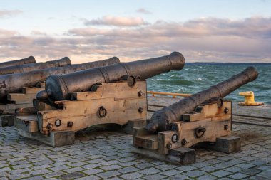 Tallinn, Estonya - 18 Kasım 2018: Tallinn Deniz Müzesi Eski toplar. Ahşap silah arabaları, toplar üzerinde topu bombardıman topu ateşledi. Harbor deniz uçakları iskelede silahlar.