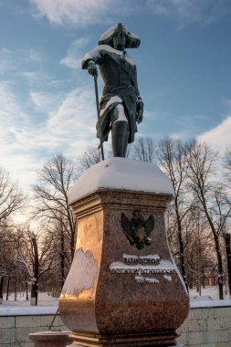Gatchina, Rusya - 5 Ocak 2019: Anıt Rusya İmparator Paul ben Gatchina Sarayı önünde. Paul ı - tüm halklarımızın 1796-1801 İmparatoru. Anıtın güneş saati vardır