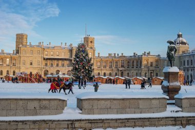 Gatchina, Rusya - 5 Ocak 2019: Gatchina Palace, yeni yıl adil tören alanı. İnsanlar Fuar yürüyüş. Çocuk deveye binmek. Akşam çekilen fotoğraf