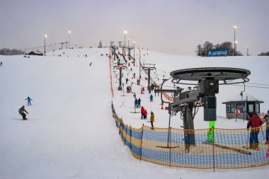 St. Petersburg, Rusya Federasyonu, Tuutary Park - 07 Ocak 2019: Kayak pisti ve teleferik. Akşam saat. Fener yamaç aydınlatmak. Tuutari Park St. Petersburg güneyinde yer