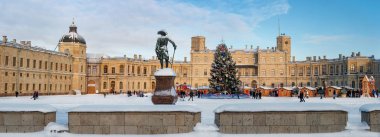 Gatchina, Rusya - 5 Ocak 2019: yeni yıl ve adil Noel tören alanı. Paul 1, bir Noel ağacı, ticaret mağazalar ve slaytlar sürme için bir anıt ile Saray Meydanı Panoraması