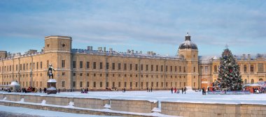 Gatchina, Rusya - 5 Ocak 2019: yeni yıl ve adil Noel tören alanı. Bir Noel ağacı, ticaret mağazalar ve sürme için slaytlar ile Saray Meydanı Panoraması