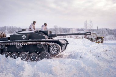 Krasnoye Selo, St. Petersburg, Rusya Federasyonu - 19 Ocak 2019: Askeri tarihi yeniden yapılanma - Leningrad için savaş. İşlem-Ocak gök gürültüsü-. Alman kundağı pozisyonlar mücadele taşır.