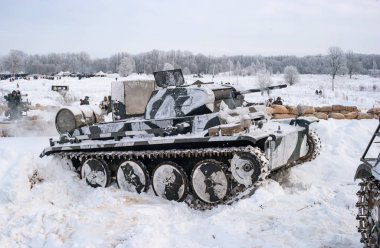 Krasnoye Selo, St. Petersburg, Rusya Federasyonu - 19 Ocak 2019: Askeri tarihi yeniden yapılanma - Leningrad için savaş. İşlem-Ocak gök gürültüsü-. Tank Pzkpfw II savaş için hazırlanıyor.