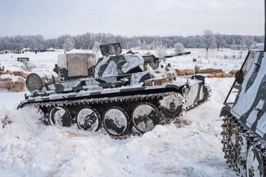 Krasnoye Selo, St. Petersburg, Rusya Federasyonu - 19 Ocak 2019: Askeri tarihi yeniden yapılanma - Leningrad için savaş. İşlem-Ocak gök gürültüsü-. Tank Pzkpfw II savaş için hazırlanıyor.