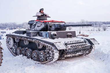Krasnoye Selo, St. Petersburg, Rusya Federasyonu - 19 Ocak 2019: Askeri tarihi yeniden yapılanma - Leningrad için savaş. Tank Pzkpfw III savaş için hazırlanıyor. Tankman radyo dinleme.