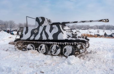 Krasnoye Selo, St. Petersburg, Rusya Federasyonu - 19 Ocak 2019: Askeri tarihi yeniden yapılanma - Leningrad için savaş. Tself güdümlü silah karşıtı Sd.Kfz.132 - Marder-II savaş girer.