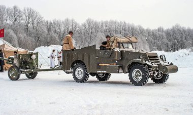 St. Petersburg, Rusya - 19 Ocak 2019: Askeri tarihi imar - Leningrad için savaş. Amerikan ışık çok amaçlı zırhlı personel taşıyıcı M3 Sovyet Kızıl Ordusu ile hizmet
