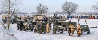 St. Petersburg, Rusya - 19 Ocak 2019: Askeri tarihi imar - Leningrad için savaş. Savaşmaya hazır - tanklar, zırhlı araba, topçu - Sovyet ordusunun mekanize birlikler