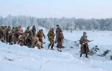 St. Petersburg, Rusya - 19 Ocak 2019: Askeri tarihi imar - Leningrad için savaş. Sovyet Kızıl ordusu askerlerinin pozisyonlar siperlerde mücadele hareket ediyor