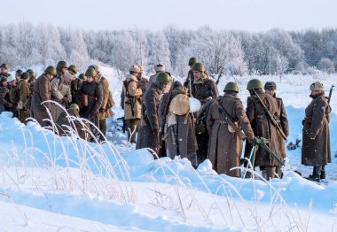 St. Petersburg, Rusya - 19 Ocak 2019: Askeri tarihi imar - Leningrad için savaş. Sovyet Kızıl ordusu askerlerinin pozisyonlar siperlerde mücadele hareket ediyor