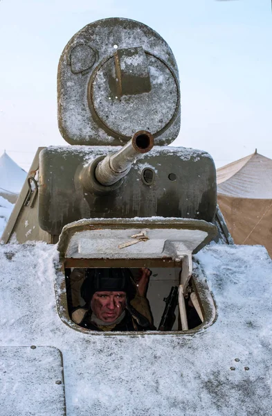 St. Petersburg, Rusko - 19. ledna 2019: Vojenská historická rekonstrukce - bitva o Leningrad. Řidič sovětský tank připraví tank pro boj. On je v nádrži — Stock fotografie