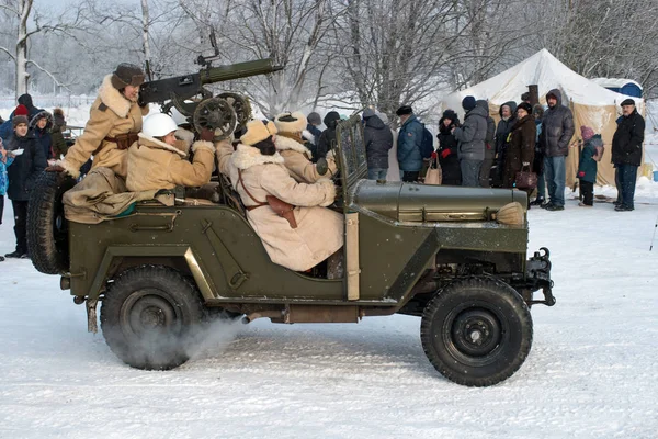 Krasnoye Selo, St. Petersburg, Russia - January 19, 2019: Military historical reconstruction - the battle for Leningrad. American car Willis with a machine gun Maxim. Soldiers are sitting in the car — Stock Photo, Image
