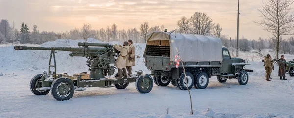 São Petersburgo, Rússia - 19 de janeiro de 2019: reconstrução histórica militar - a batalha por Leningrado. Uma arma anti-aérea de calibre 76,2 mm está sendo preparada para exportação para uma posição de combate — Fotografia de Stock