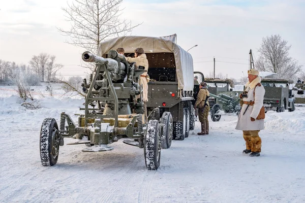 St. Petersburg, Rosja - 19 stycznia 2019: Wojskowy historycznej rekonstrukcji - Bitwa o Leningrad. Działo przeciwlotnicze kalibru 76,2 mm jest przygotowywany do eksportu do pozycji bojowych — Zdjęcie stockowe