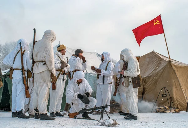 St. Petersburg, Ryssland - 19 januari 2019: Militära historisk rekonstruktion - slaget om Leningrad. En trupp av scouter på plats av den röda armén förbereder sig för att ange uppdraget — Stockfoto