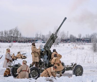 St. Petersburg, Rusya - 19 Ocak 2019: Askeri tarihi imar - Leningrad için savaş. Düşman uçaklarını 76.2-mm uçaksavar topu ateşler. Artellerian takım kadınların oluşur