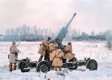 St. Petersburg, Rusya - 19 Ocak 2019: Askeri tarihi imar - Leningrad için savaş. Düşman uçaklarını 76.2-mm uçaksavar topu ateşler. Artellerian takım kadınların oluşur
