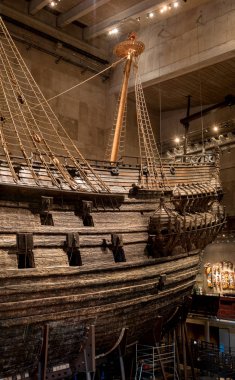 Stockholm, İsveç - 20 Nisan 2019: Eski yelkenli gemi Vasa. Stockholm'deki Vasa Müzesi. Silah portları ile gemide Görünümü - silah ateş pencereleri